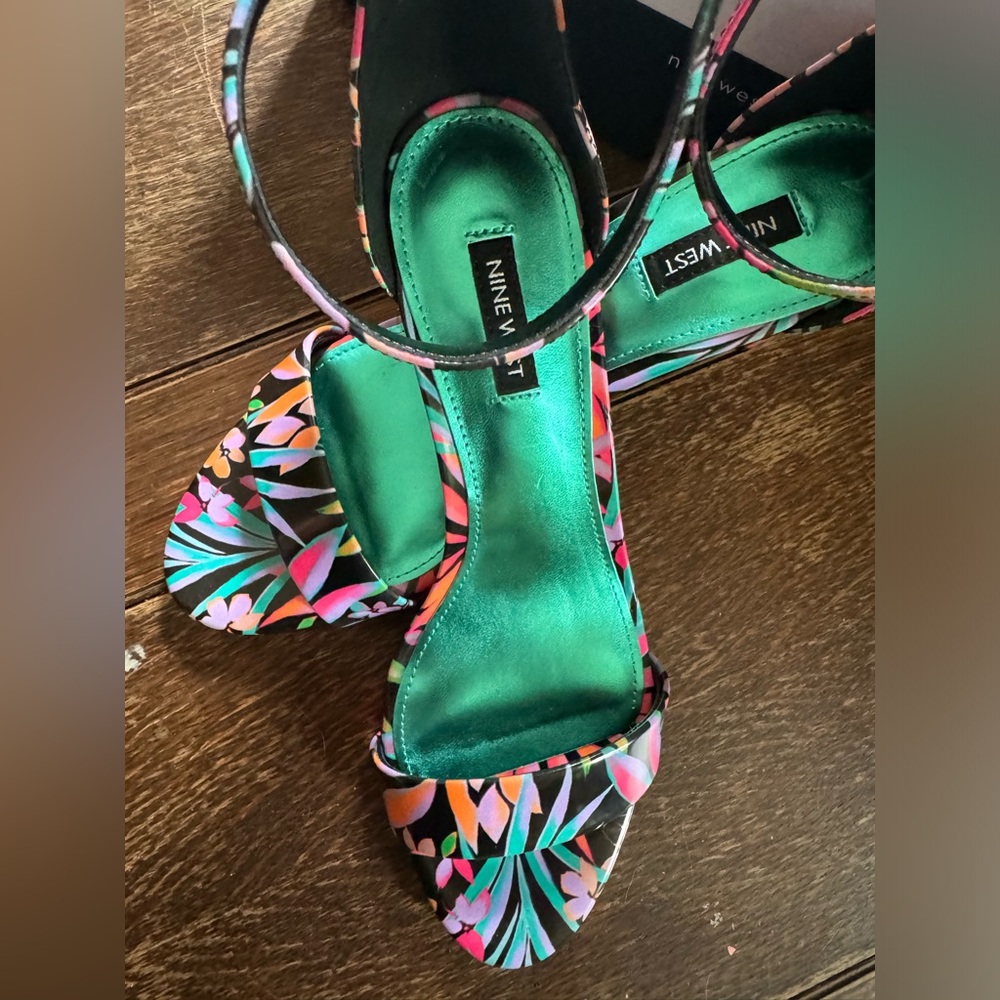 Nine West floral strappy sandals size 9.5